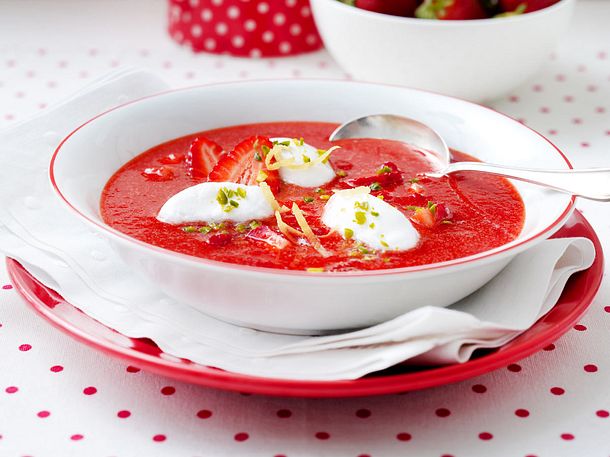 Erdbeer-Zitronen-Kaltschale mit Schneeklößchen Rezept