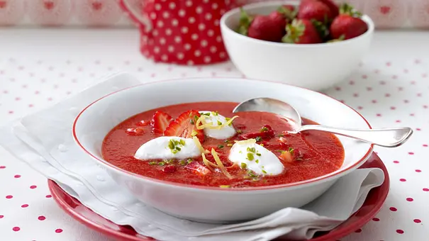 Erdbeer-Zitronen-Kaltschale mit Schneeklößchen Rezept - Foto: LECKER @ Bauer Media Group Erdbeer-Zitronen-Kaltschale mit Schneeklößchen Rezept - Foto: LECKER @ Bauer Media Group