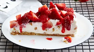 Ein Stück Erdbeer-Käsekuchen ohne Backen mit Erdbeer-Topping auf einem weißen Teller - Foto: LECKER @ Bauer Media Group Ein Stück Erdbeer-Käsekuchen ohne Backen mit Erdbeer-Topping auf einem weißen Teller - Foto: LECKER @ Bauer Media Group
