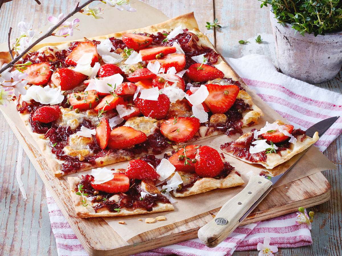 Erdbeer-Zwiebel-Flammkuchen als neue Idee mit Erdbeeren