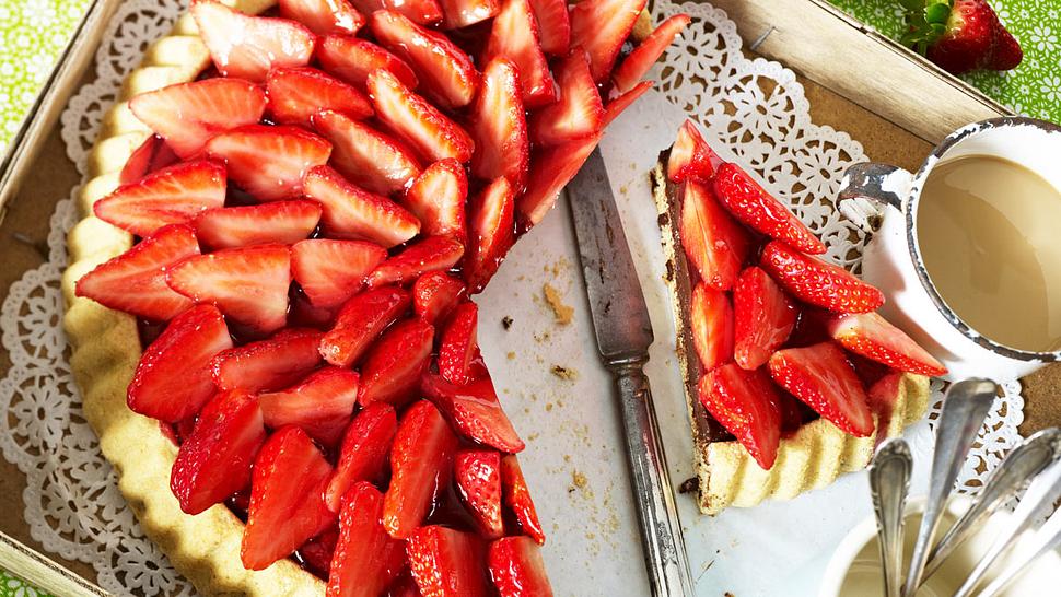 Erdbeerboden belegen - Foto: House of Food / Bauer Food Experts KG