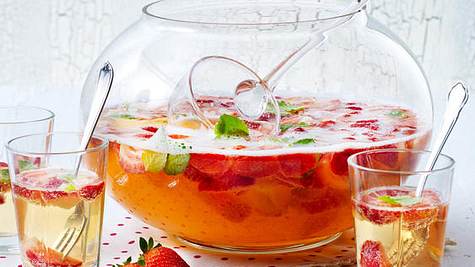 Erdbeerbowle in einem Bowle-Gefäß mit Schöpflöffel, daneben 3 Gläser mit Bowle und kleinen Gabeln - Foto: House of Food / Bauer Food Experts KG