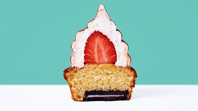 Erdbeercupcake mit Baiserkapuze Rezept - Foto: LECKER @ Bauer Media Group