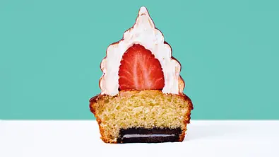 Erdbeercupcake mit Baiserkapuze Rezept - Foto: LECKER @ Bauer Media Group
