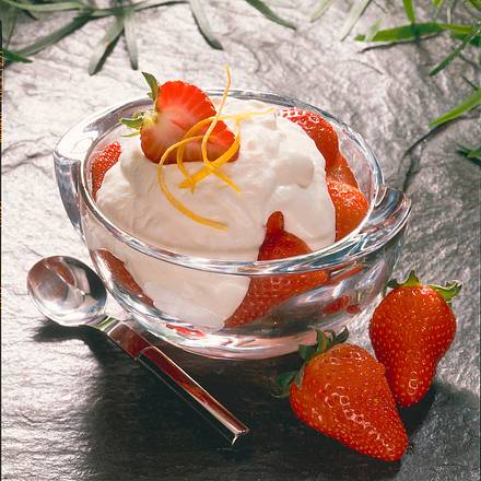 Erdbeeren mit Dickmilch Rezept Erdbeeren mit Dickmilch Rezept