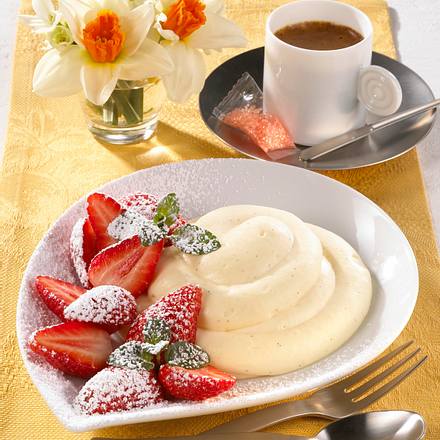 Erdbeeren mit Eierlikör-Creme Rezept Erdbeeren mit Eierlikör-Creme Rezept
