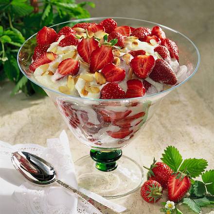 Erdbeeren mit Grieß-Vanille-Schaum Rezept Erdbeeren mit Grieß-Vanille-Schaum Rezept