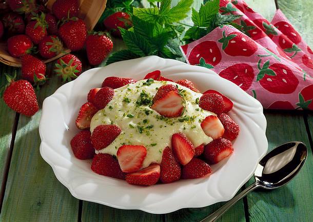 Erdbeeren mit Grießschaum Rezept Erdbeeren mit Grießschaum Rezept