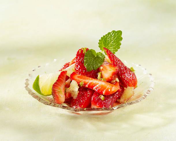 Erdbeeren mit grünem Pfeffer, Sirup und Limette Rezept Erdbeeren mit grünem Pfeffer, Sirup und Limette Rezept