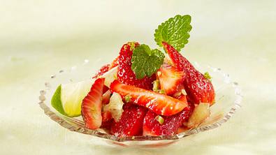 Erdbeeren mit grünem Pfeffer, Sirup und Limette Rezept - Foto: LECKER @ Bauer Media Group