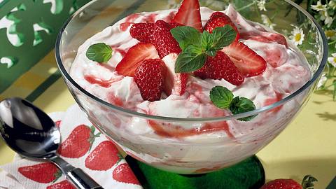 Erdbeeren mit Joghurt-Sahne Rezept - Foto: House of Food / Bauer Food Experts KG