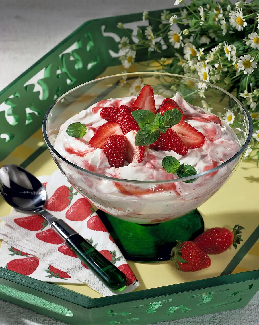 Erdbeeren mit Joghurt-Sahne Rezept Erdbeeren mit Joghurt-Sahne Rezept