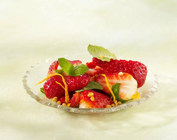 Erdbeeren mit Krokant, Minze, Orangensaft und -schale (vier mal anders) Rezept