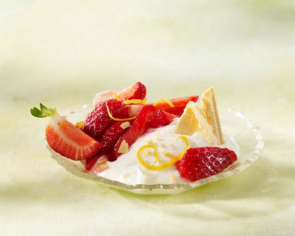 Erdbeeren mit Sahnequark, Eiswaffeln und Zitrone Rezept