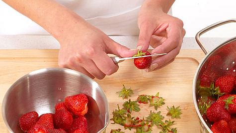 Erdbeeren mit einem scharfen Küchenmesser vom Grün befreien - Foto: House of Food / Bauer Food Experts KG