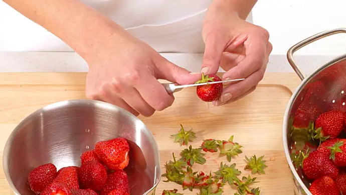 Erdbeeren mit einem scharfen Küchenmesser vom Grün befreien - Foto: LECKER @ Bauer Media Group Erdbeeren mit einem scharfen Küchenmesser vom Grün befreien - Foto: LECKER @ Bauer Media Group