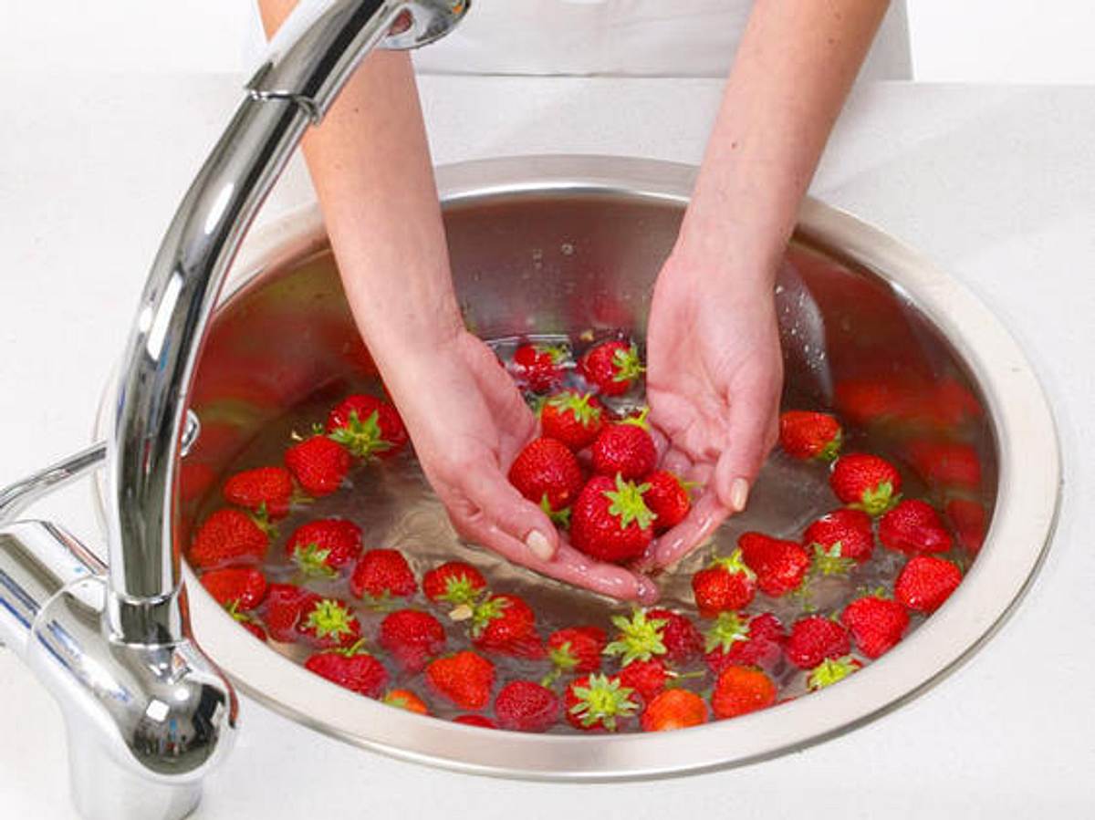 Erdbeeren putzen