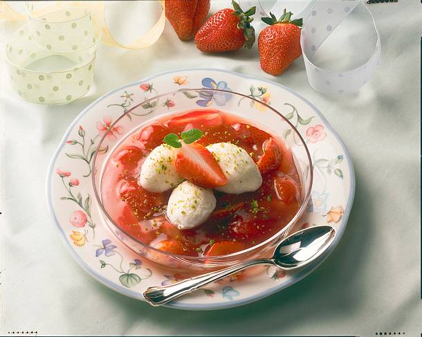 Erdbeergrütze mit Schneeklößchen Rezept
