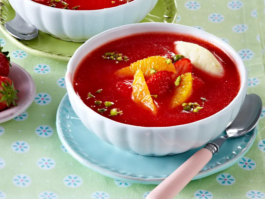 Erdbeerkaltschale mit Grießnockerln Rezept