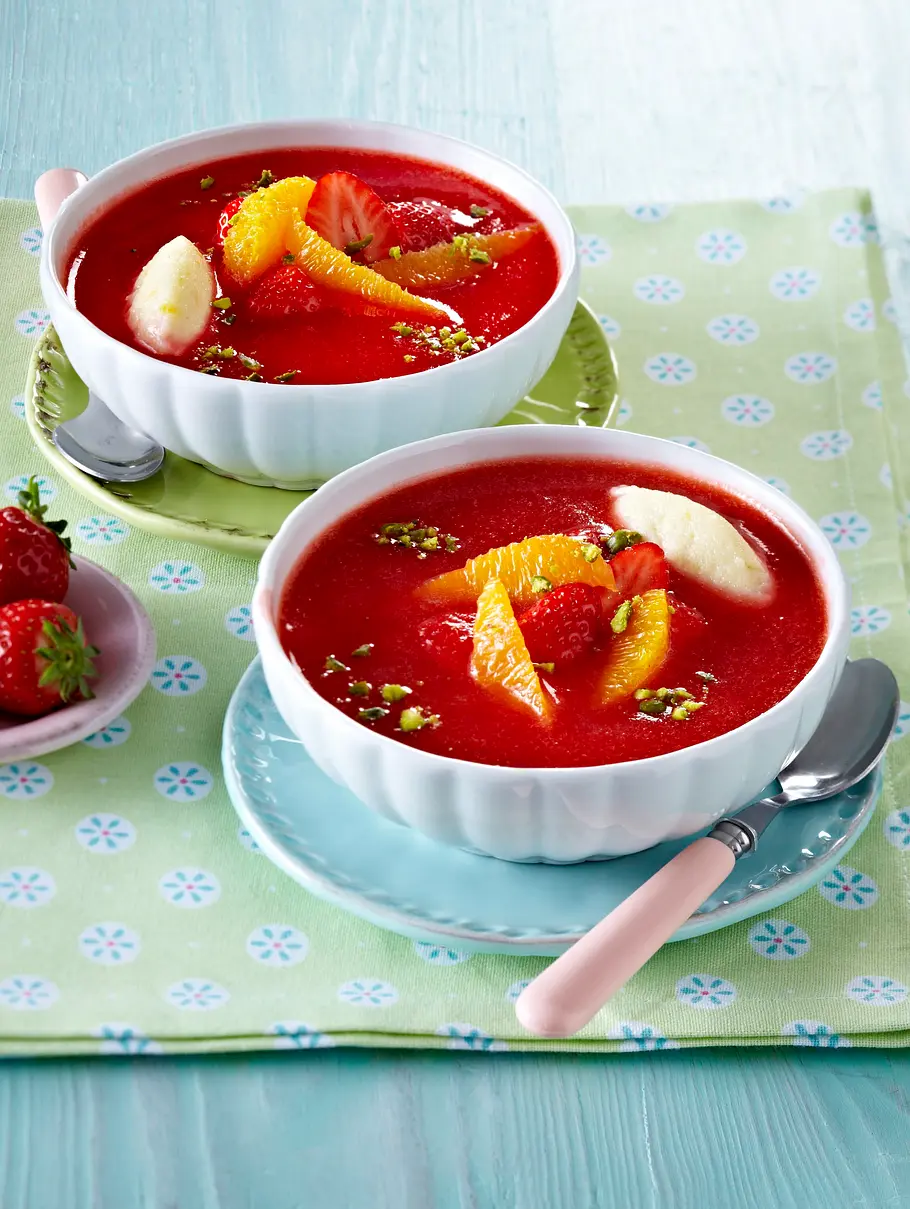 Erdbeerkaltschale mit Grießnockerln Rezept Erdbeerkaltschale mit Grießnockerln Rezept