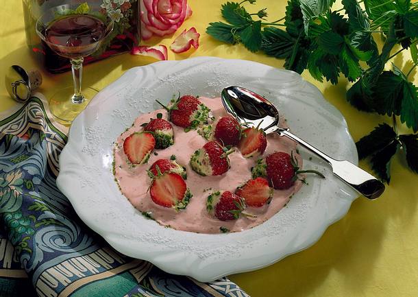 Erdbeerkonfekt auf Mascarponesoße Rezept Erdbeerkonfekt auf Mascarponesoße Rezept