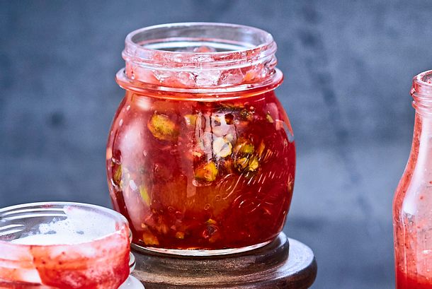 Erdbeeraufstrich mit Pistazien und Aprikosen Rezept Erdbeeraufstrich mit Pistazien und Aprikosen Rezept