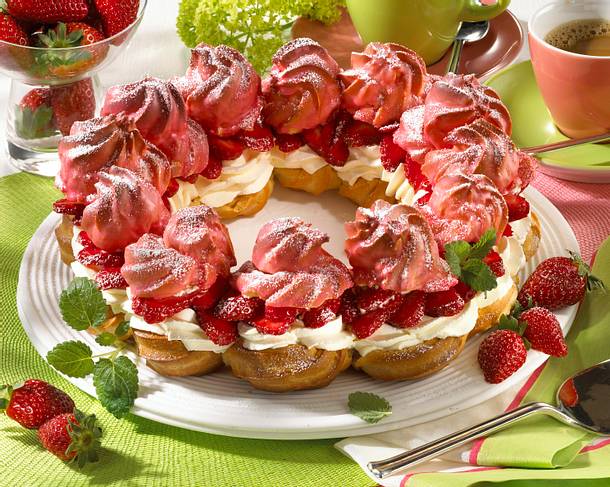 Erdbeerkranz aus Brandteig mit Vanillesahne Rezept Erdbeerkranz aus Brandteig mit Vanillesahne Rezept