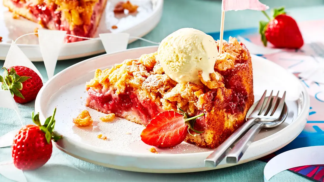 Erdbeerkuchen mit Cornflakes-Crunch Rezept - Foto: LECKER @ Bauer Media Group Erdbeerkuchen mit Cornflakes-Crunch Rezept - Foto: LECKER @ Bauer Media Group