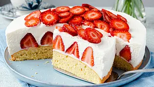 Angeschnittener Erdbeerkuchen mit Quark auf einem Teller mit Tortenheber - Foto: LECKER @ Bauer Media Group Angeschnittener Erdbeerkuchen mit Quark auf einem Teller mit Tortenheber - Foto: LECKER @ Bauer Media Group