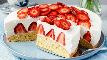 Angeschnittener Erdbeerkuchen mit Quark auf einem Teller mit Tortenheber - Foto: LECKER @ Bauer Media Group Angeschnittener Erdbeerkuchen mit Quark auf einem Teller mit Tortenheber - Foto: LECKER @ Bauer Media Group