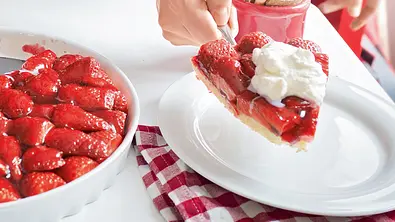 Erdbeerkuchen mit Sahne Rezept - Foto: LECKER @ Bauer Media Group