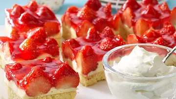 Erdbeerkuchen vom Blech Rezept - Foto: LECKER @ Bauer Media Group Erdbeerkuchen vom Blech Rezept - Foto: LECKER @ Bauer Media Group