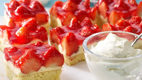 Erdbeerkuchen vom Blech - Foto: House of Food / Bauer Food Experts KG Erdbeerkuchen vom Blech - Foto: House of Food / Bauer Food Experts KG
