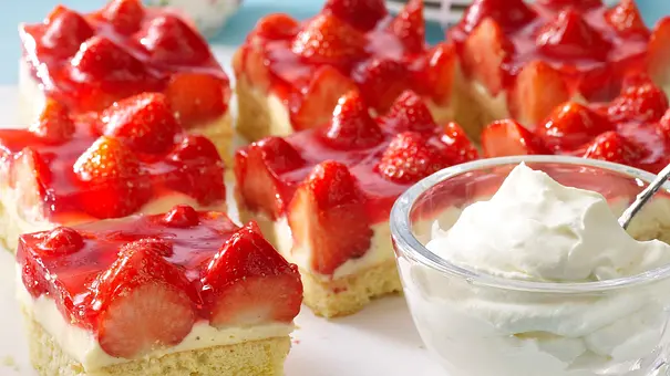 Erdbeerkuchen vom Blech - Foto: House of Food / Bauer Food Experts KG Erdbeerkuchen vom Blech - Foto: House of Food / Bauer Food Experts KG