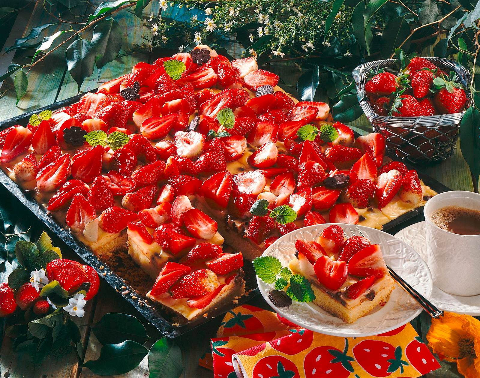 erdbeerkuchen vom blech mit pudding