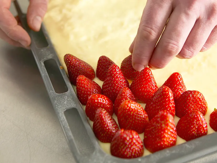 Erdbeeren auf die Puddingcreme setzen Erdbeeren auf die Puddingcreme setzen