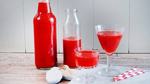 Erdbeerlimes in Flaschen und Shotgläsern - Foto: LECKER.de