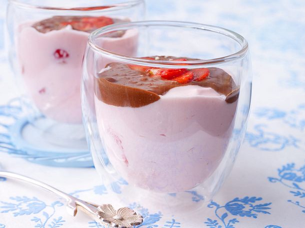 Erdbeerquark mit Schoko-Kokos-Soße Rezept
