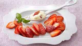 Erdbeerrosette mit Rhabarberschaum (Johann Lafer) Rezept - Foto: House of Food / Bauer Food Experts KG