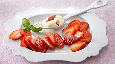 Erdbeerrosette mit Rhabarberschaum (Johann Lafer) Rezept - Foto: LECKER @ Bauer Media Group