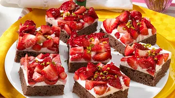 Erdbeerschnitten vom Blech mit Schmand-Kokos-Creme Rezept - Foto: LECKER @ Bauer Media Group Erdbeerschnitten vom Blech mit Schmand-Kokos-Creme Rezept - Foto: LECKER @ Bauer Media Group