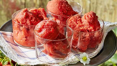 Fruchtiges Erdbeersorbet in 4 Gläser gefüllt auf einer Servierplatte - Foto: House of Food / Bauer Food Experts KG (Collage)
