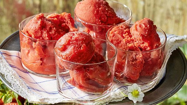 Fruchtiges Erdbeersorbet in 4 Gläser gefüllt auf einer Servierplatte - Foto: House of Food / Bauer Food Experts KG (Collage)