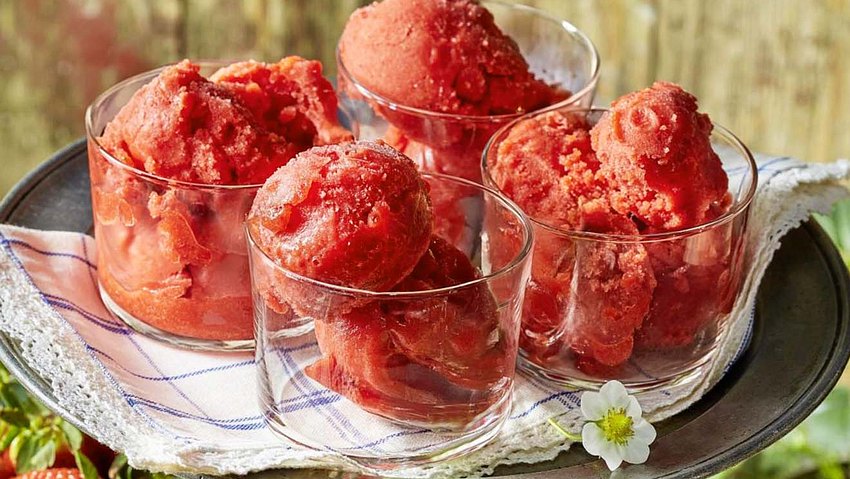 Fruchtiges Erdbeersorbet in 4 Gläser gefüllt auf einer Servierplatte - Foto: House of Food / Bauer Food Experts KG (Collage)