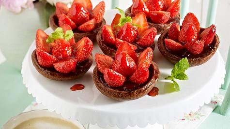 Erdbeertörtchen mit Schokoladencreme Rezept - Foto: House of Food / Bauer Food Experts KG