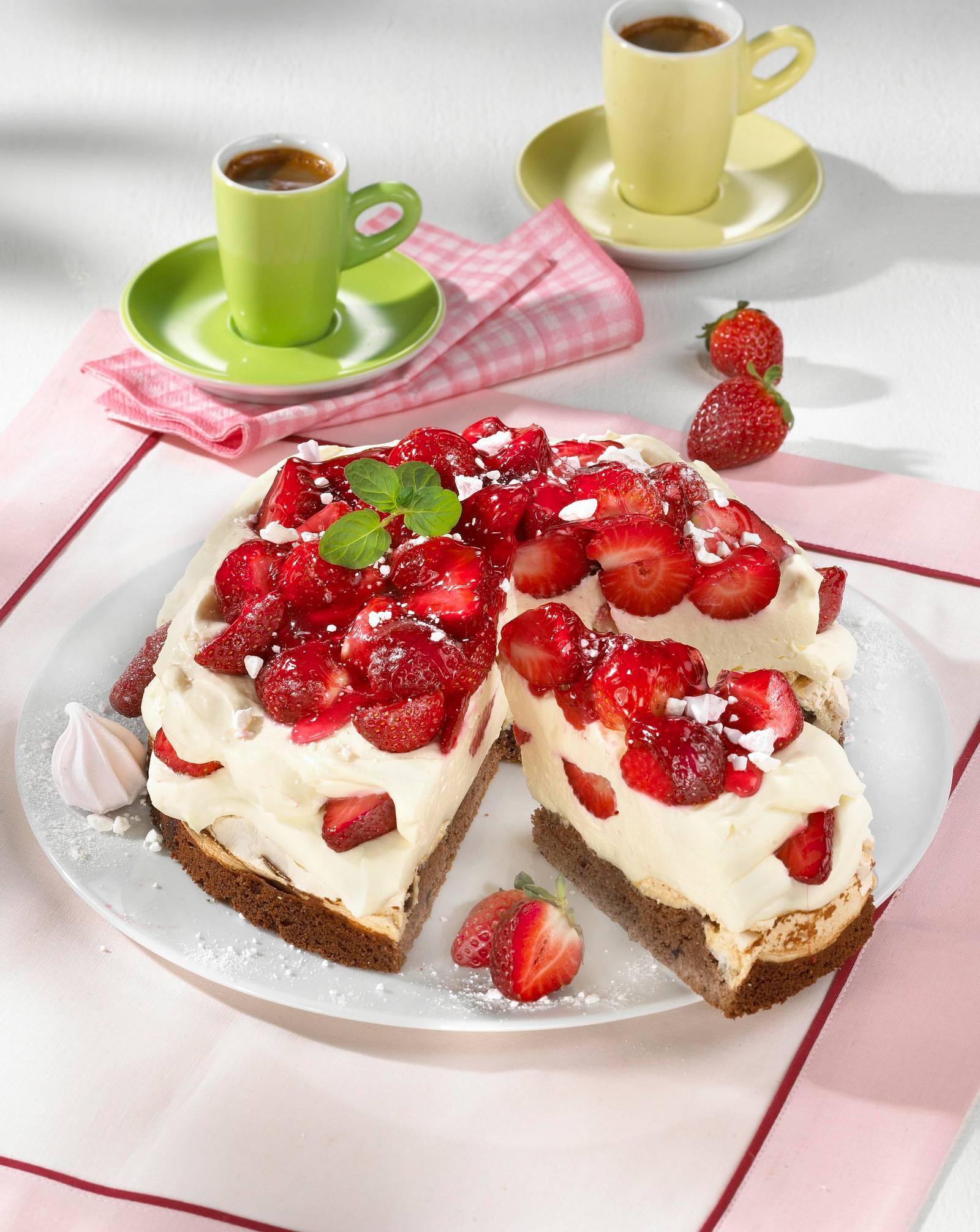 Erdbeertorte mit Baiser Rezept | LECKER