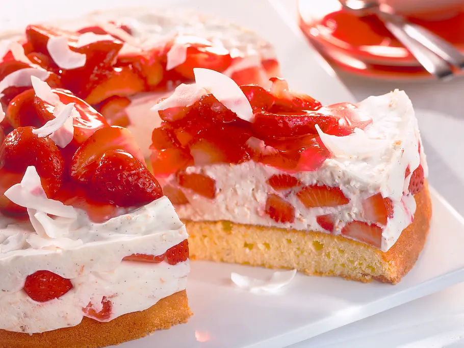 Erdbeertorte mit Kefir-Kokos-Sahne Rezept Erdbeertorte mit Kefir-Kokos-Sahne Rezept