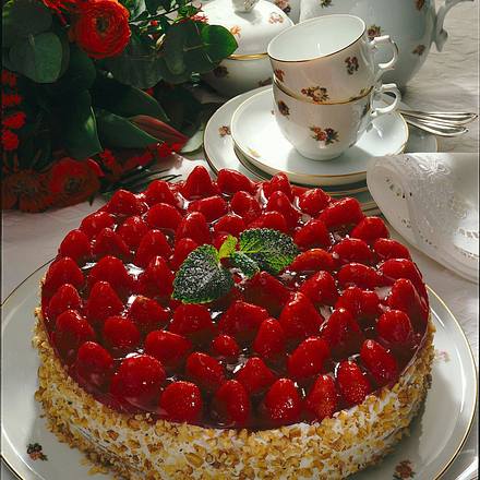Erdbeertorte mit Zitronensahne und Walnüssen Rezept Erdbeertorte mit Zitronensahne und Walnüssen Rezept