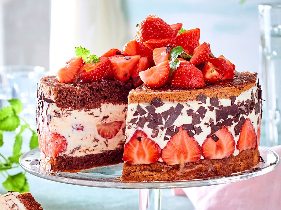 Himmlische Erdbeertorte mit leichter Quarkcreme Rezept | LECKER