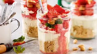 Erdbeertrifle mit Salted Peanuts Rezept - Foto: LECKER @ Bauer Media Group Erdbeertrifle mit Salted Peanuts Rezept - Foto: LECKER @ Bauer Media Group
